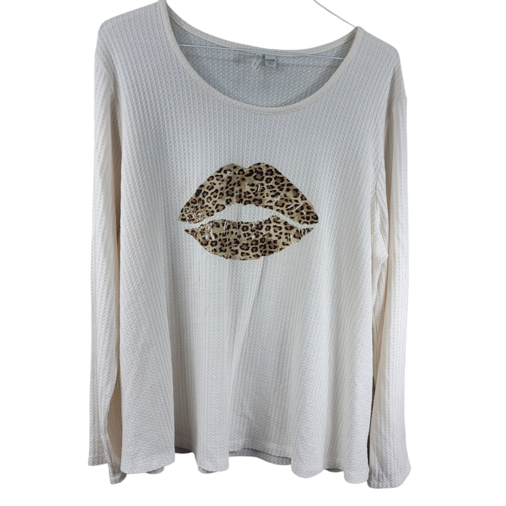 Cato Est 1949 Top 22/24W Lips Print Womens White Long Sleeve EUC Thermal